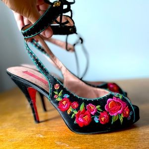 Betsy Johnson Embroidered Heels, size 9